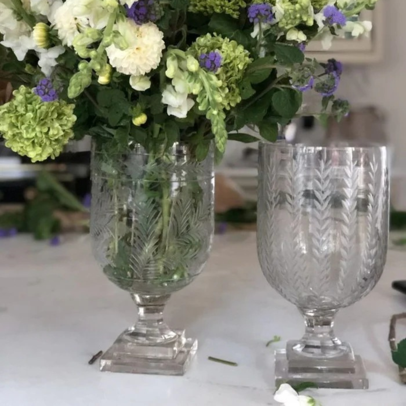 Small Vertical Leaf with Gold Rim Hurricane