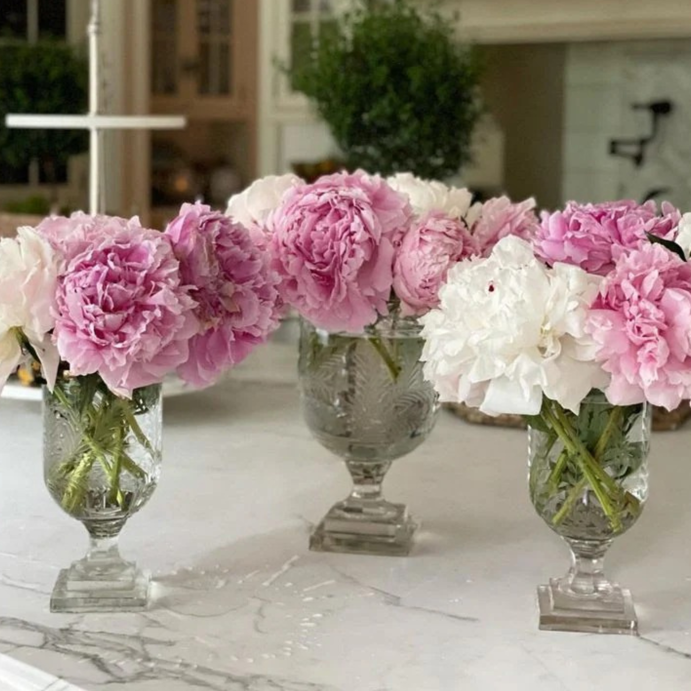 Small Vertical Leaf with Gold Rim Hurricane