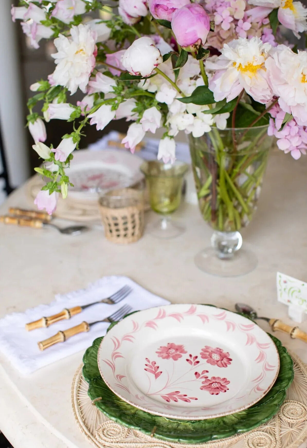 Madeira Dinner Plate – Flowers & Vines (Pink & White)
